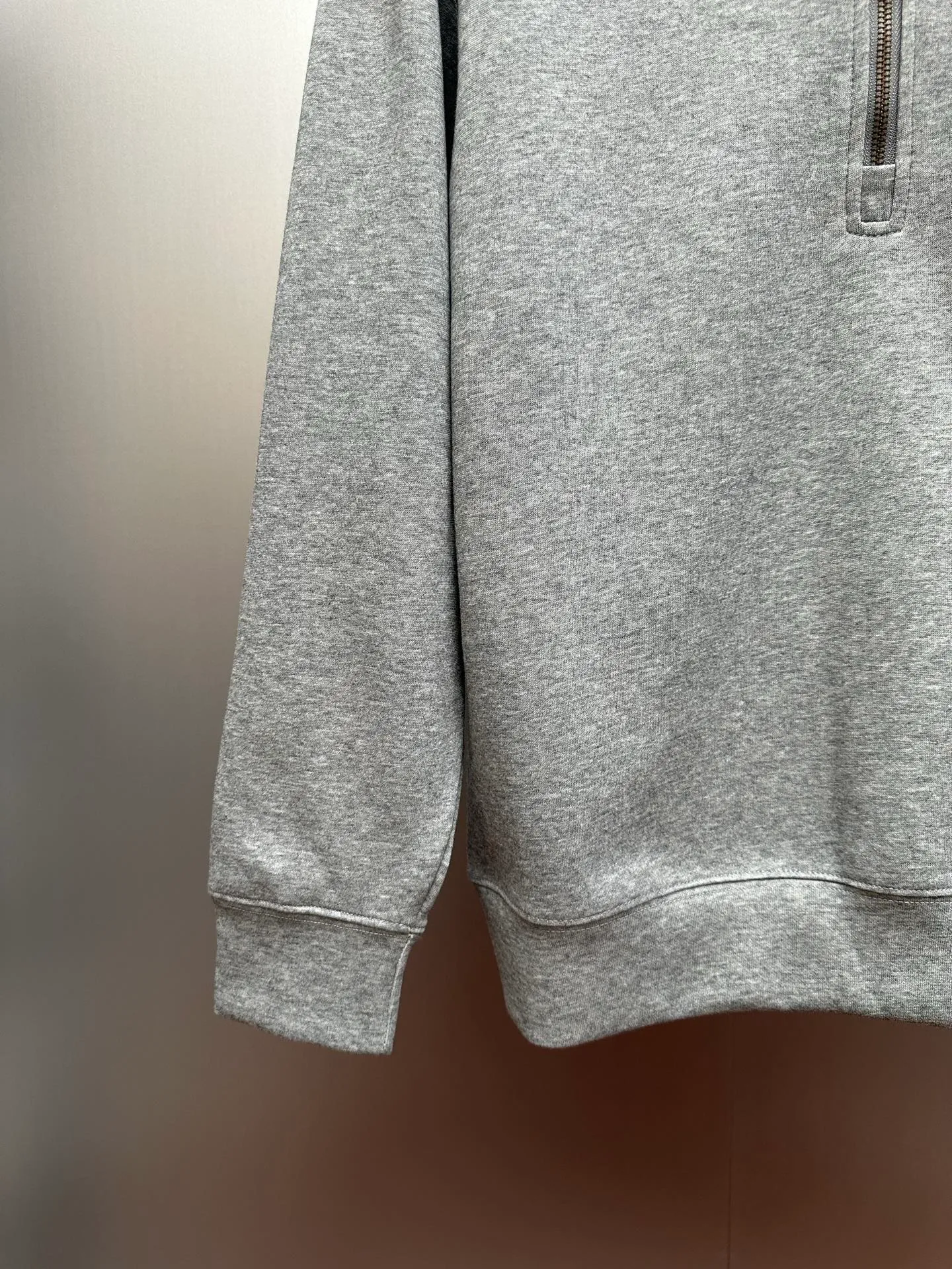 P250 Ralph Lauren/Ralph Lauren classic small logo embroidered turtleneck half-zip sweatshirt, simple and versatile ~ super delicate and soft, close to the body without being tied. Perfectly reflects the brand's sense of superiority. The cut is standard, comfortable to stretch, unrestricted in movement, and highly practical to wear. Classic and simple style, with pony embroidery pattern on the chest, imported machines, three-dimensional and full. Original Polo brass zipper, three-dimensional windproof lapels, taking into account warmth and cool lines, full of coolness, half-open lazy mode. The fit is loose, whether worn alone or layered, you can wear different styles of fashion with just one piece. Color: black, white, gray, brown, navy. Size: S-xL